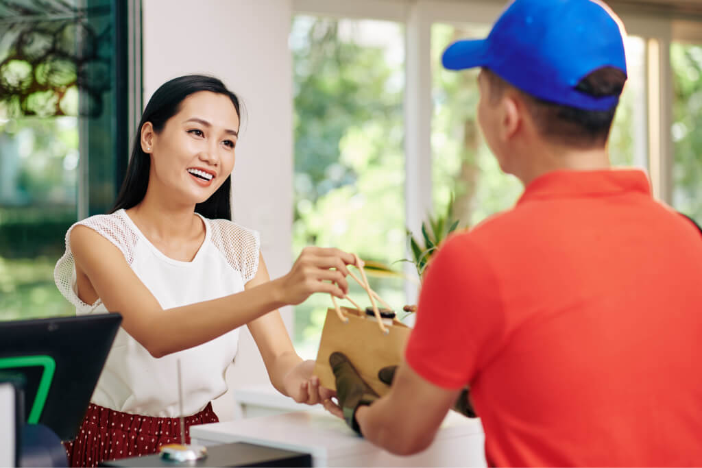 mujer recibiendo paqueteria en su domicilio